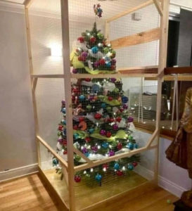 Arbre de Noel protege par une cage