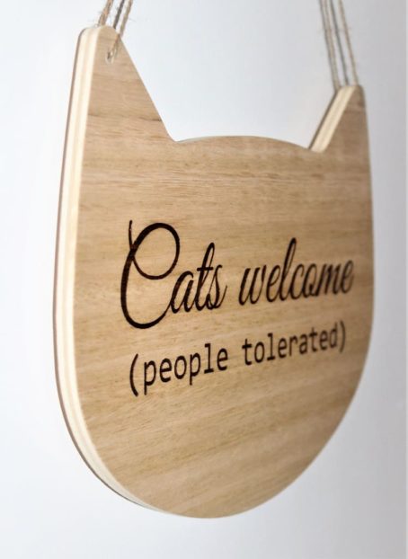 Pancarte gravée Cats welcome COTE KUBE vue de côté