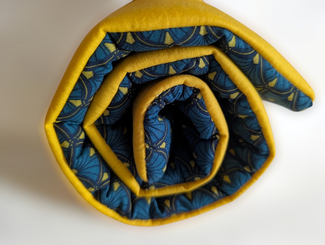 Matelas jaune bleu canard enroulé