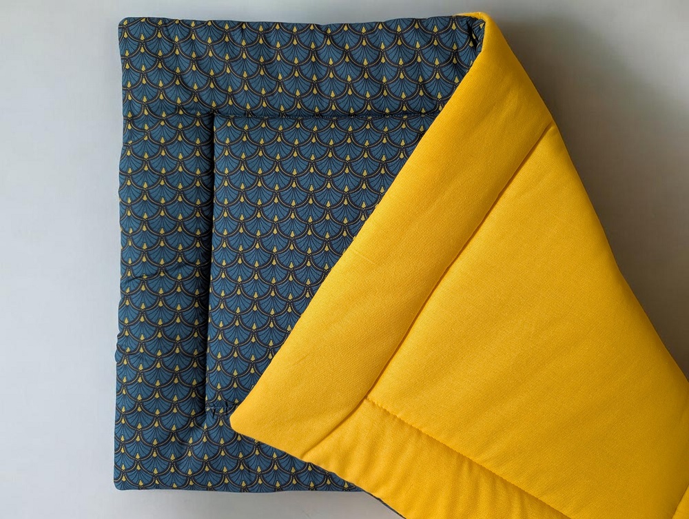 Matelas jaune bleu canard plié